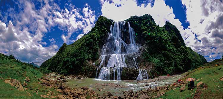 關(guān)嶺三層滴水灘瀑布